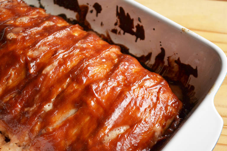 Bolo de carne em versão norte-americana é coberto com bacon e leva molho especial