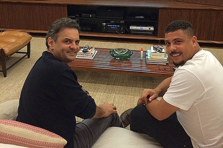 Aécio Neves e Ronaldo Nazário reunidos e sorrindo para foto publicada no Instagram do ex-jogador da seleção brasileira