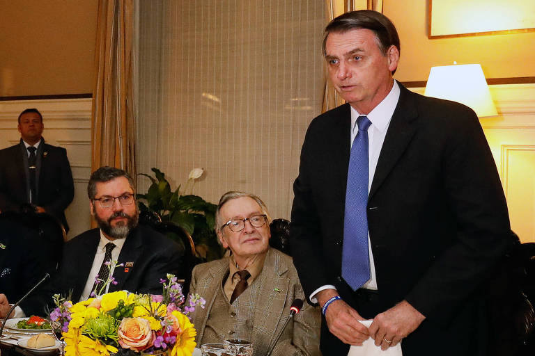 Bolsonaro fala ao lado de Olavo e de Ernesto em encontro com direitistas na Embaixada do Brasil em Washington