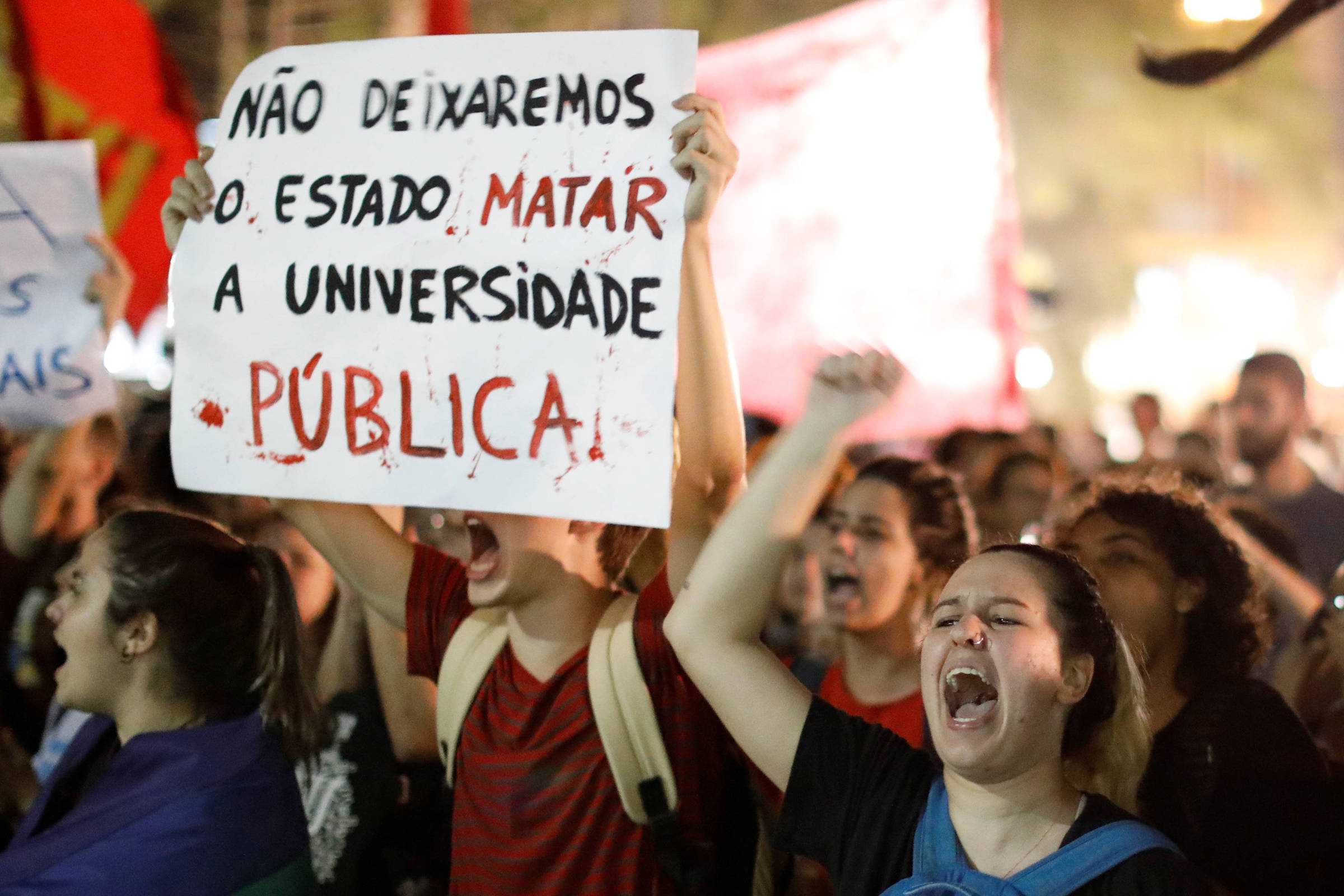 'Coisas absurdas têm acontecido dado a autonomia das universidades', diz Bolsonaro