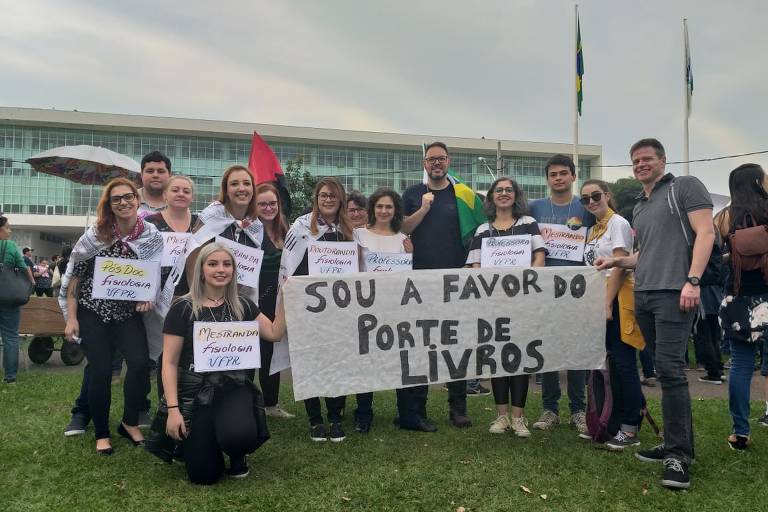 Pesquisadores da UFPR (Universidade Federal do Paraná) fazem protesto em Curitiba contra cortes no MEC e nas bolsas de pesquisa