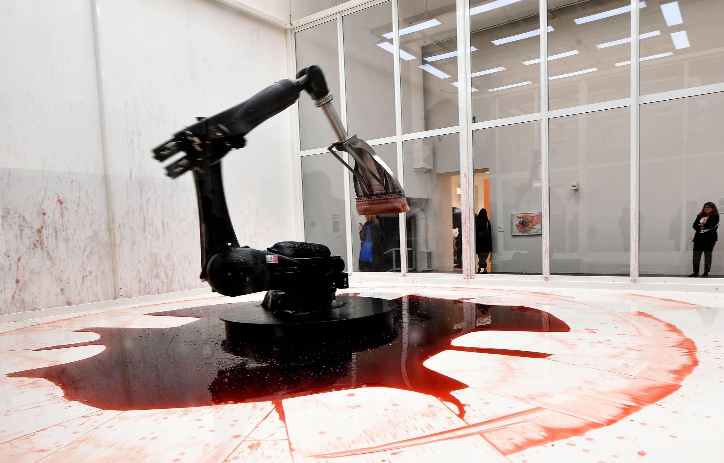Cant help. Венецианское биеннале 2019 робот. «Can't help myself» биеннале. Can t help myself Сунь юань и Пэн Юй. Венецианская биеннале современного искусства.