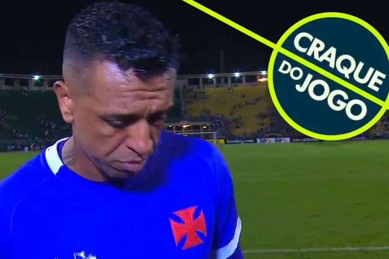 Ex-Corinthians recebe prêmios de Craque e Melhor Atacante do