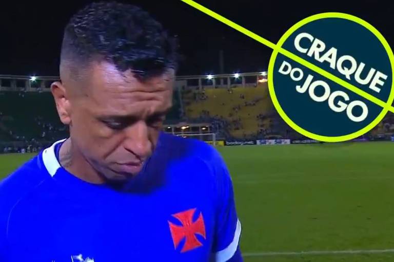 Goleiro Sidão, do Vasco, recebe prêmio de Craque do Jogo após levar três gols
