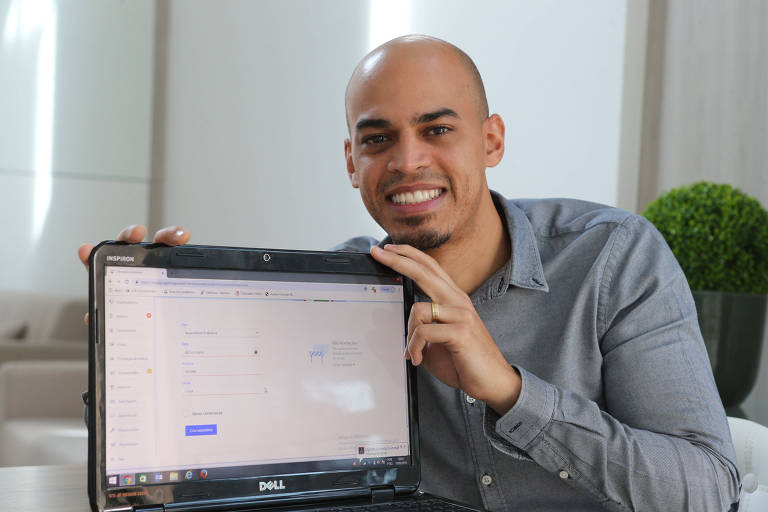 O síndico Jose Qualtemar Machado Junior, 32 anos, mostra o sistema que e usado para a realizacão das assembleias online