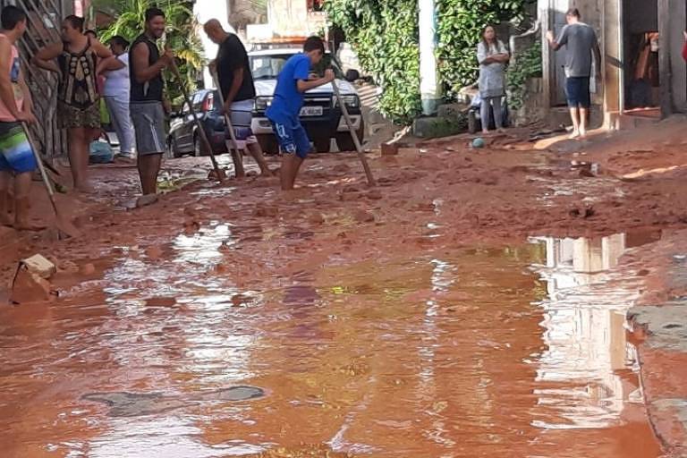 Adutora da Sabesp se rompe e alaga ruas e casas na Brasilândia