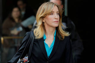 FILE PHOTO: FILE PHOTO: Actor Felicity Huffman, facing charges in a nationwide college admissions cheating scheme, leave federal court in Boston