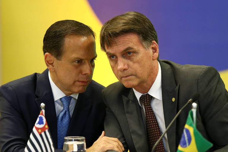 O presidente Jair Bolsonaro, à dir., com o governador de São Paulo, João Doria, no Fórum de Governadores, em Brasília