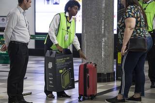 Fiscais realizam fiscalização de malas em mão no aeroporto de Congonhas, em SP