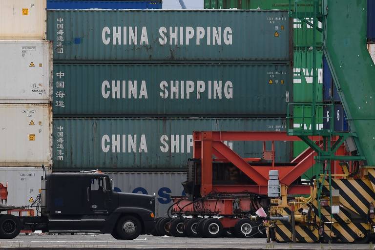 Guerra comercial entre os países se arrasta desde 2017. Na foto, contâiners chineses são vistos no principal terminal portuário de Long Beach, na California (EUA)