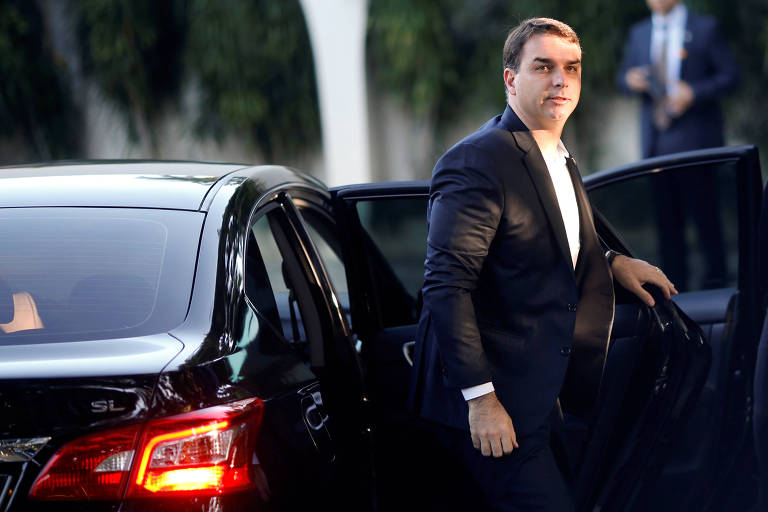 O senador Flávio Bolsonaro (PSL-RJ) chega para encontro no Palácio da Alvorada, em Brasília