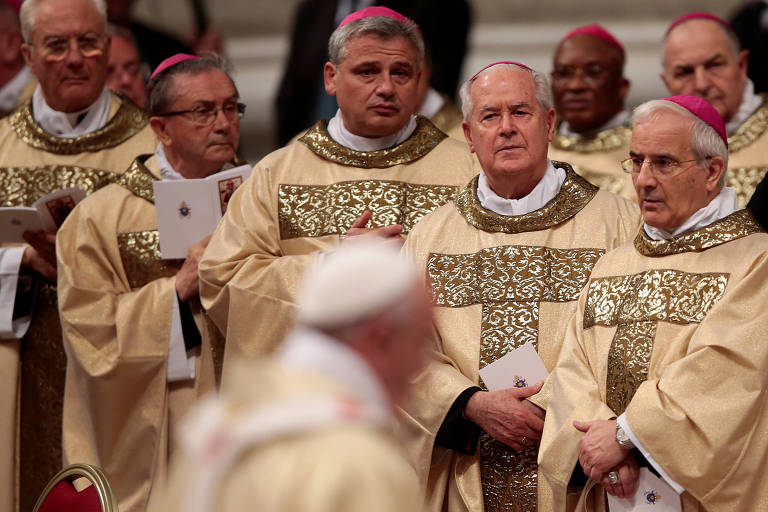 Konrad Krajewski (centro, logo atrás do papa) participa de cerimônia no Vaticano em 2013, quando ainda era arcebispo