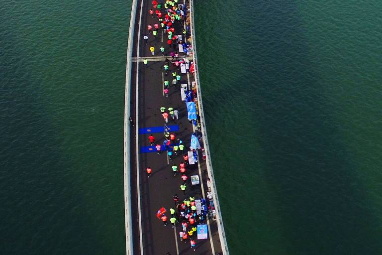 Corredores participam da maratona de Qingdao, na China, em 2017