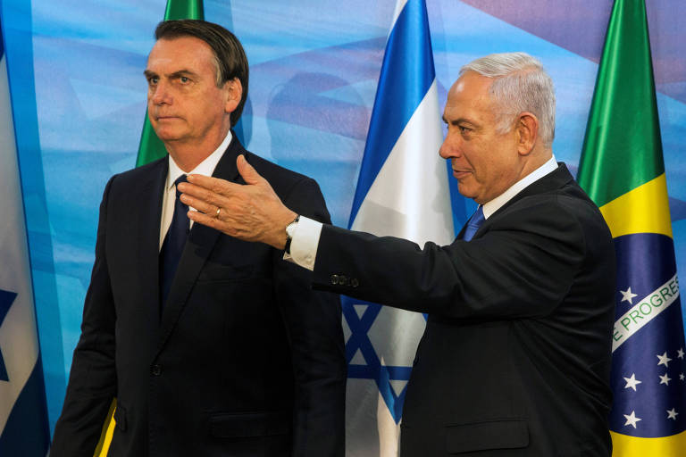 O presidente do Brasil, Jair Bolsonaro, à esq., com o premiê de Israel, Biyamin Netanyahu, em Jerusalém