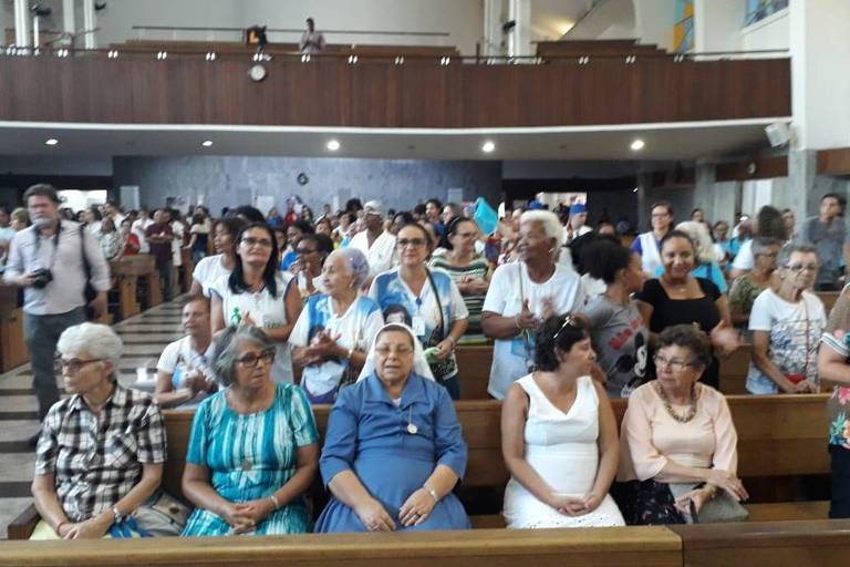 Fiéis participam de missa no no santuário de Irmã Dulce, que teve canonização anunciada nesta terça-feira (14)