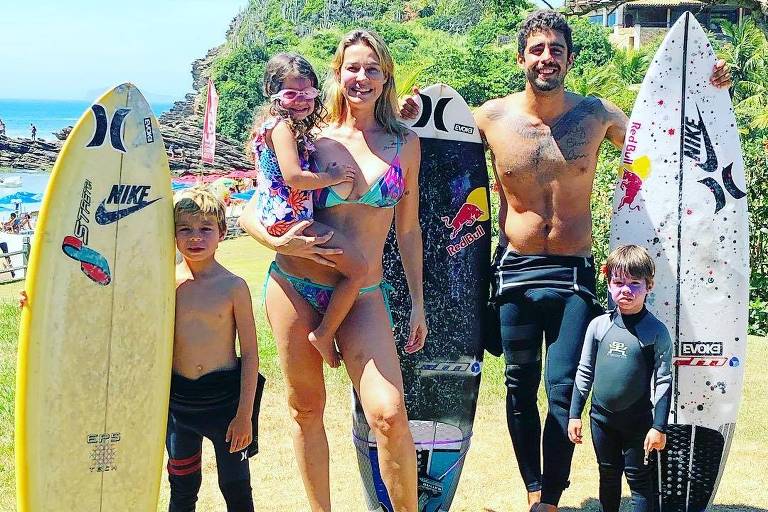 Luana Piovani na praia com os três filhos e o ex-marido Pedro Scooby