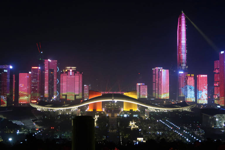 A área central de Shenzhen, que concentra negócios tecnológicos, é iluminada à noite antes do 40o aniversário das reformas econômicas na China
