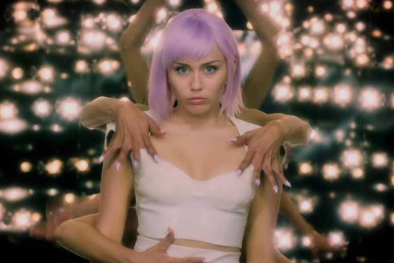 Miley Cyrus lança música e clipe de sua personagem em 'Black Mirror'