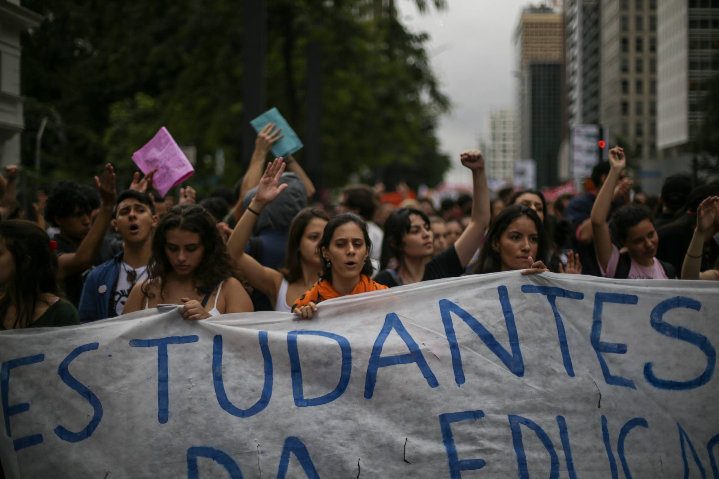 Manifestantes vão às ruas contra cortes na educação em mais de 150 cidades