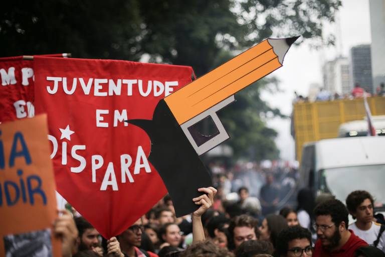 São Paulo faz protestos contra cortes na educação
