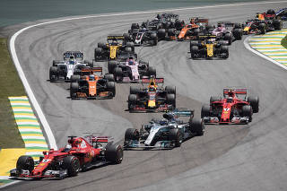 GP Brasil de Formula 1 em Interlagos. Largando em segundo lugar Sebastian Vettel  faz a primeira cura afrente de Bottas  para vencer o GP  Brasil de F1 em Interlagos