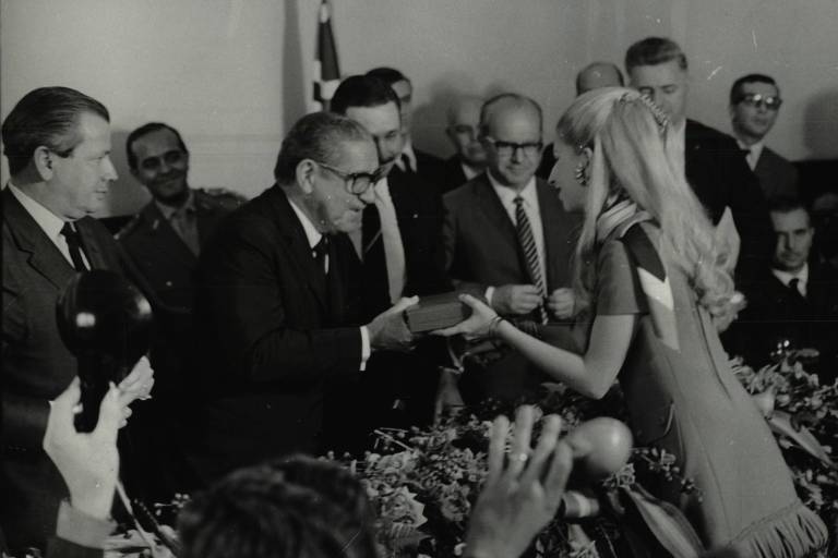 O presidente Arthur da Costa e Silva, na SRB (Sociedade Rural Brasileira), recebe uma caixa contendo terras de todos os estados do país. (23.05.1969)