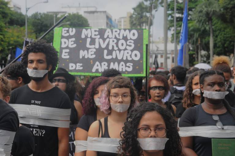 Além de críticas aos cortes na educação, manifestantes fizeram também referencia aos decretos armamentistas de Bolsonaro, como em Salvador (BA)