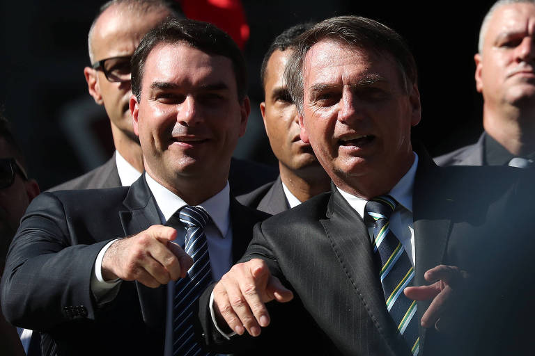 O senador Flávio Bolsonaro (PSL-RJ) e o pai, o presidente Jair Bolsonaro (PSL), durante evento da Marinha no Rio de Janeiro