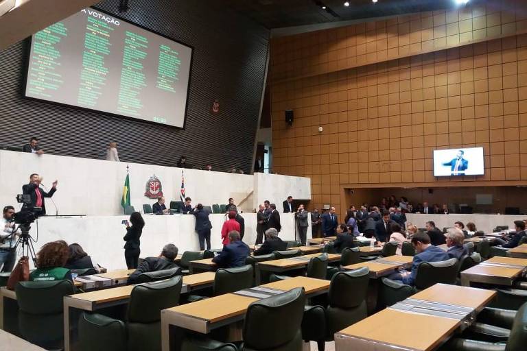 Plenário da Alesp (Assembleia Legislativa de São Paulo) durante votação de projeto que que extingue três estatais e funde outras duas