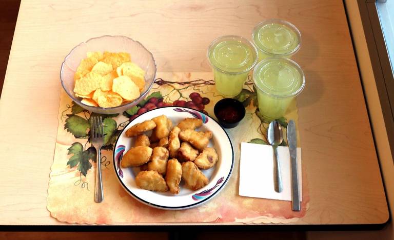 Exemplo de refeição baseada em alimentos ultraprocessados