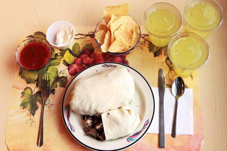 Exemplo de refeição baseada em alimentos ultraprocessados