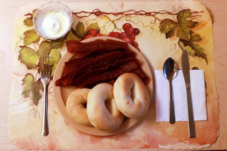 Exemplo de café da manhã com bagels, bacon -- alimentos ultraprocessados