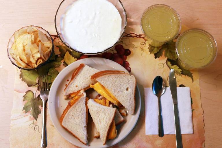 Exemplo de refeição baseada em alimentos ultraprocessados