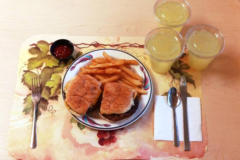 Exemplo de refeição baseada em alimentos ultraprocessados