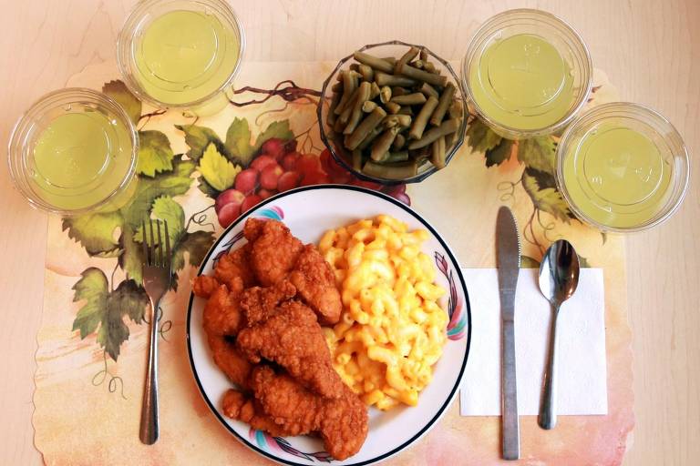 Exemplo de refeição baseada em alimentos ultraprocessados