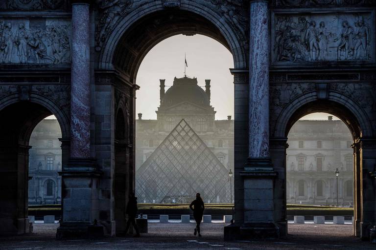 Vista da pirâmide, emoldurada pelo arco do Carrousel do Louvre