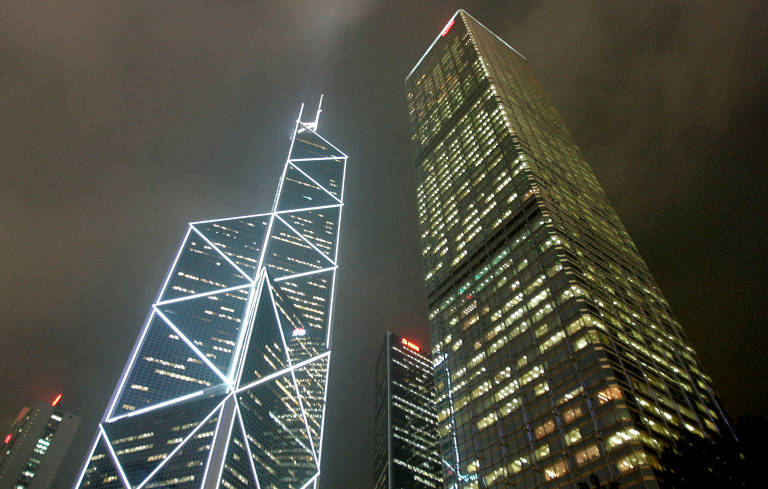 À esquerda na foto, a estrutura iluminada da prismática torre do Bank of China, em Hong Kong, retratada em 2008