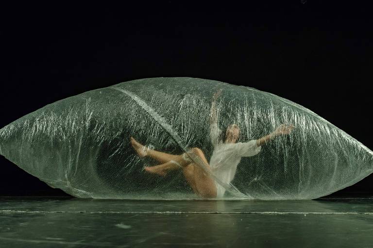 A bailarina Letícia Rodrigues em cena do espetáculo autobiográfico  '0 (Zero)'