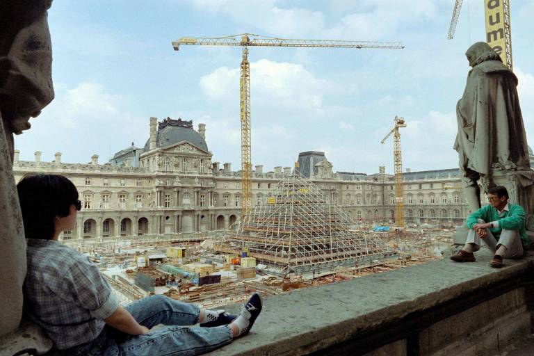 A pirâmide da Cour Napoléon em obras, em 7 de agosto de 1987