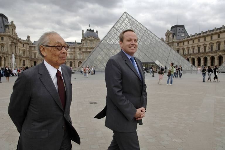 I.M. Pei (esq.) diante de sua mais famosa criação, a pirâmide do Louvre, em Paris, ao lado do então ministro da Cultura da França, Renaud Donnedieu