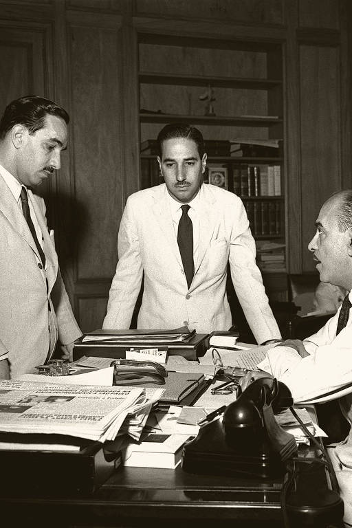 Da esq. para a dir., os irmãos Ricardo, Rogério e Roberto Marinho no jornal O Globo, em 1950