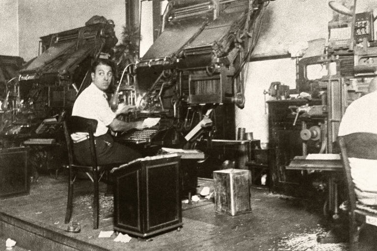 Roberto Marinho diante do maquinário do Globo, na década de 1930 