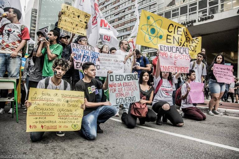 Leitor mandou à Folha fotos de estudantes em manifestação na avenida Paulista, em São Paulo