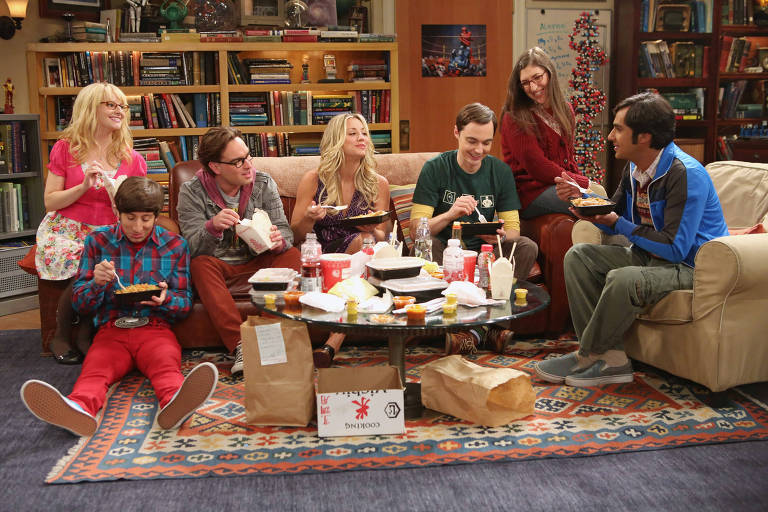 Cena da série 'The Big Bang Theory', com elenco sentado no sofá 