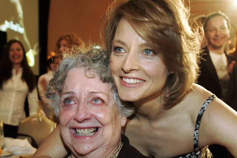 Jodie Foster abraça a mãe, Evelyn, em premiação nos EUA, em 2007