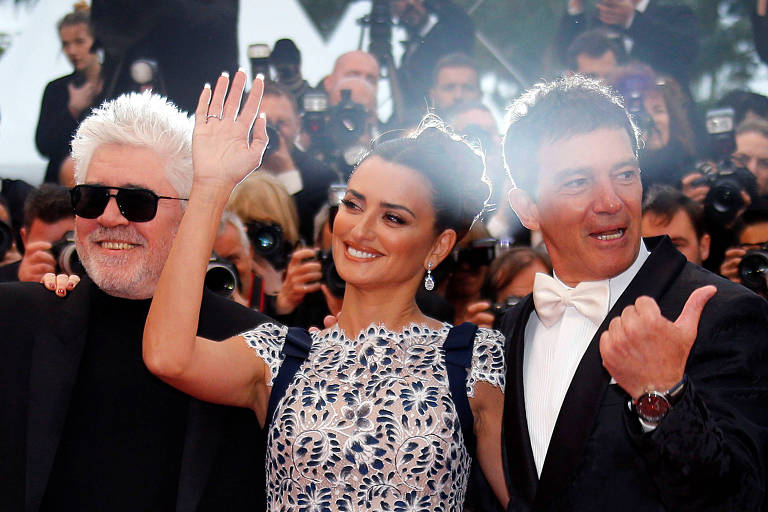 À esq., o diretor Pedro Almodovar, Penelope Cruz e Antonio Banderas no tapete vermelho de 'Dor e Glória', no Festival de Cannes
