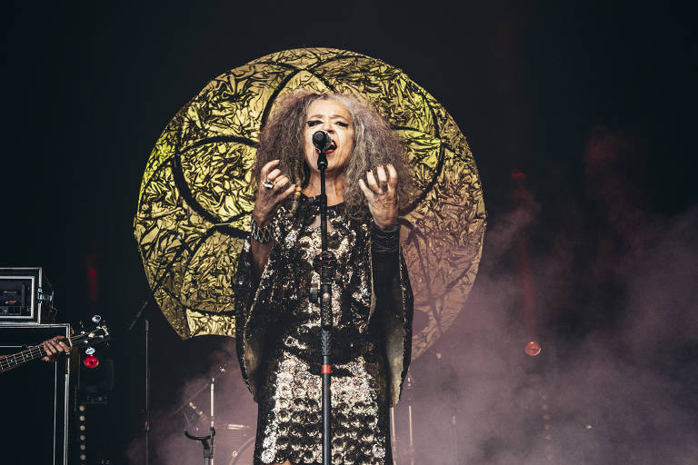 A cantora Alzira E em show da banda CORTE no Festival Psicodália 2019