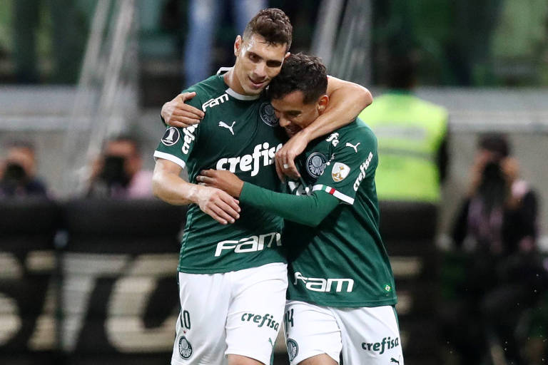 Moisés (esq.) e Gustavo Scarpa comemoram gol no jogo entre Palmeiras e San Lorenzo pela Libertadores