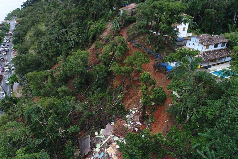 Deslizamento de terra em Ilhabela interditou acesso ao sul da ilha