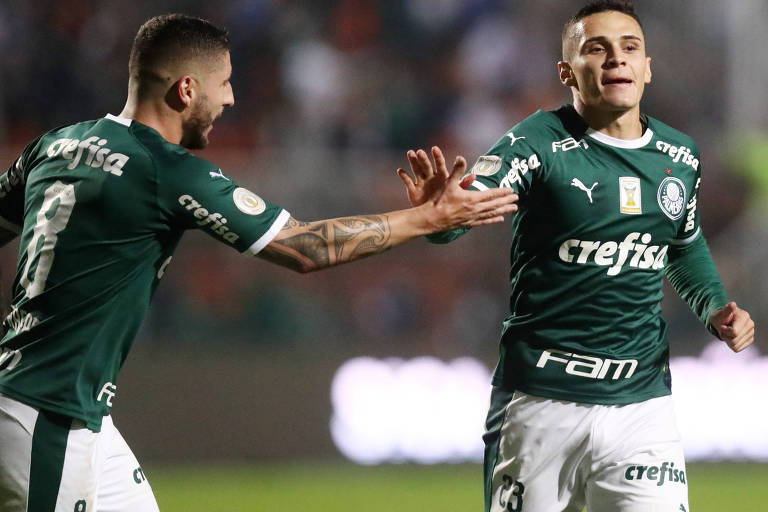 Raphael Veiga (à dir.) é cumprimentado após fazer o terceiro gol do Corinthians contra o Santos